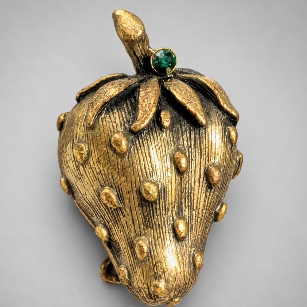 Vintage Strawberry Brooch Pin Green Rhinestone Fruit Gold-tone 1"‎ Small go-112